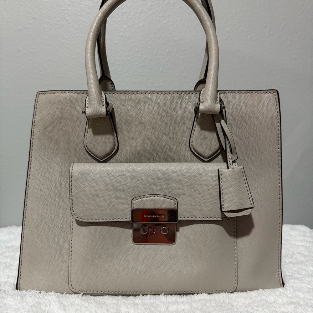 SOLD ❣️ Michael Kors Cement Bridgette MD EW Tote